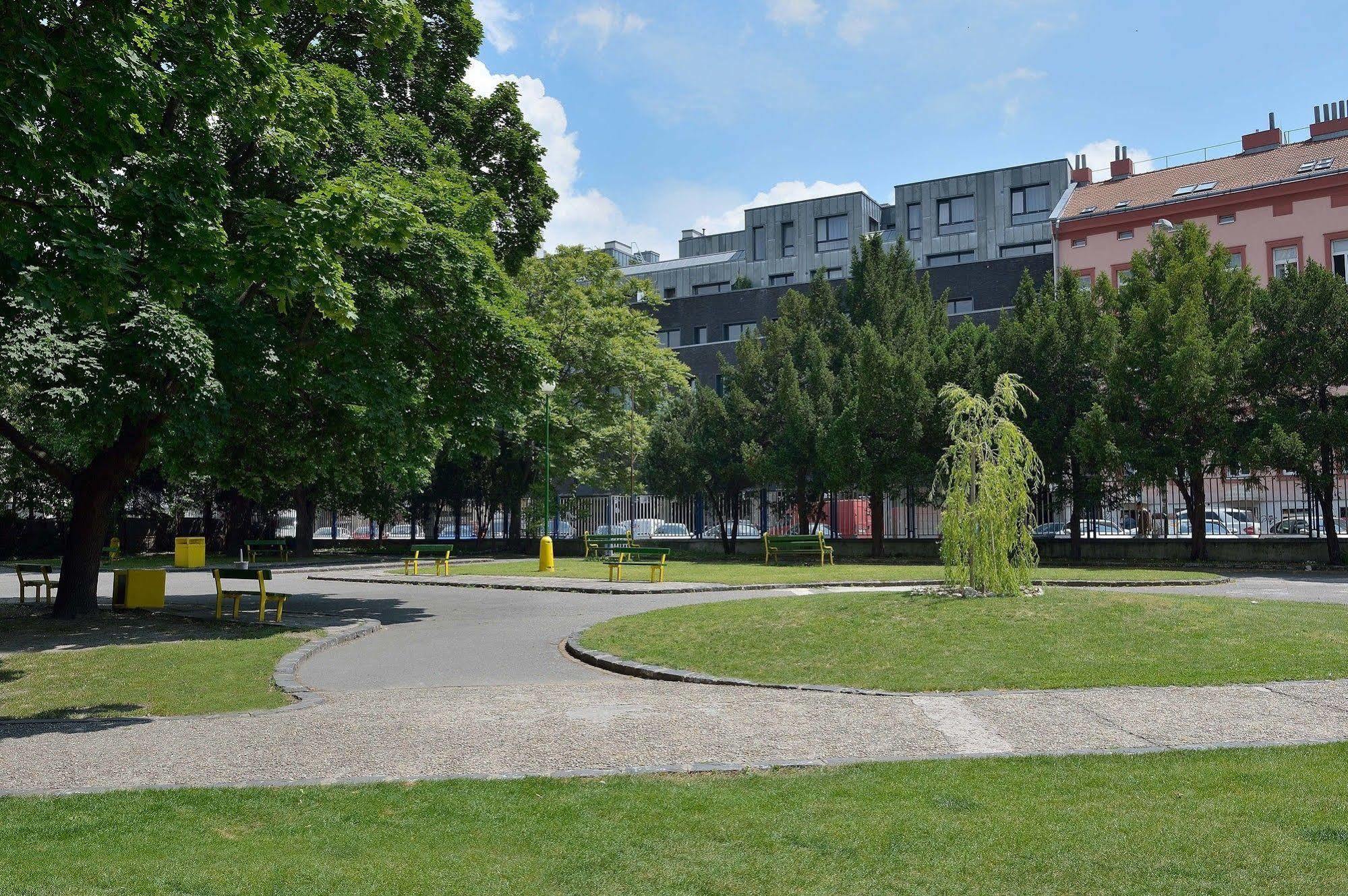 Ambiente Serviced Apartments - Dunajska Bratislava Eksteriør billede